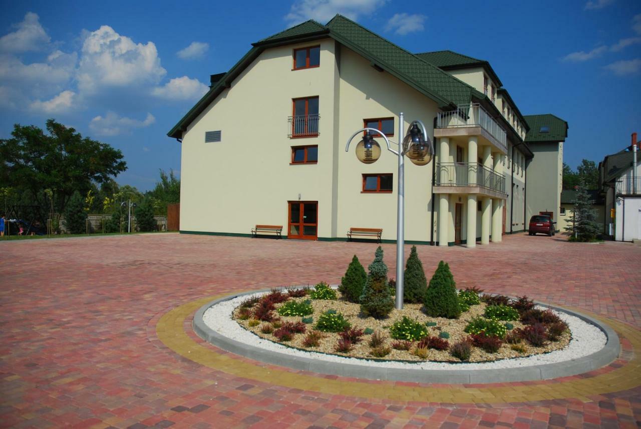 Hotel Dyminy Kielce Bagian luar foto