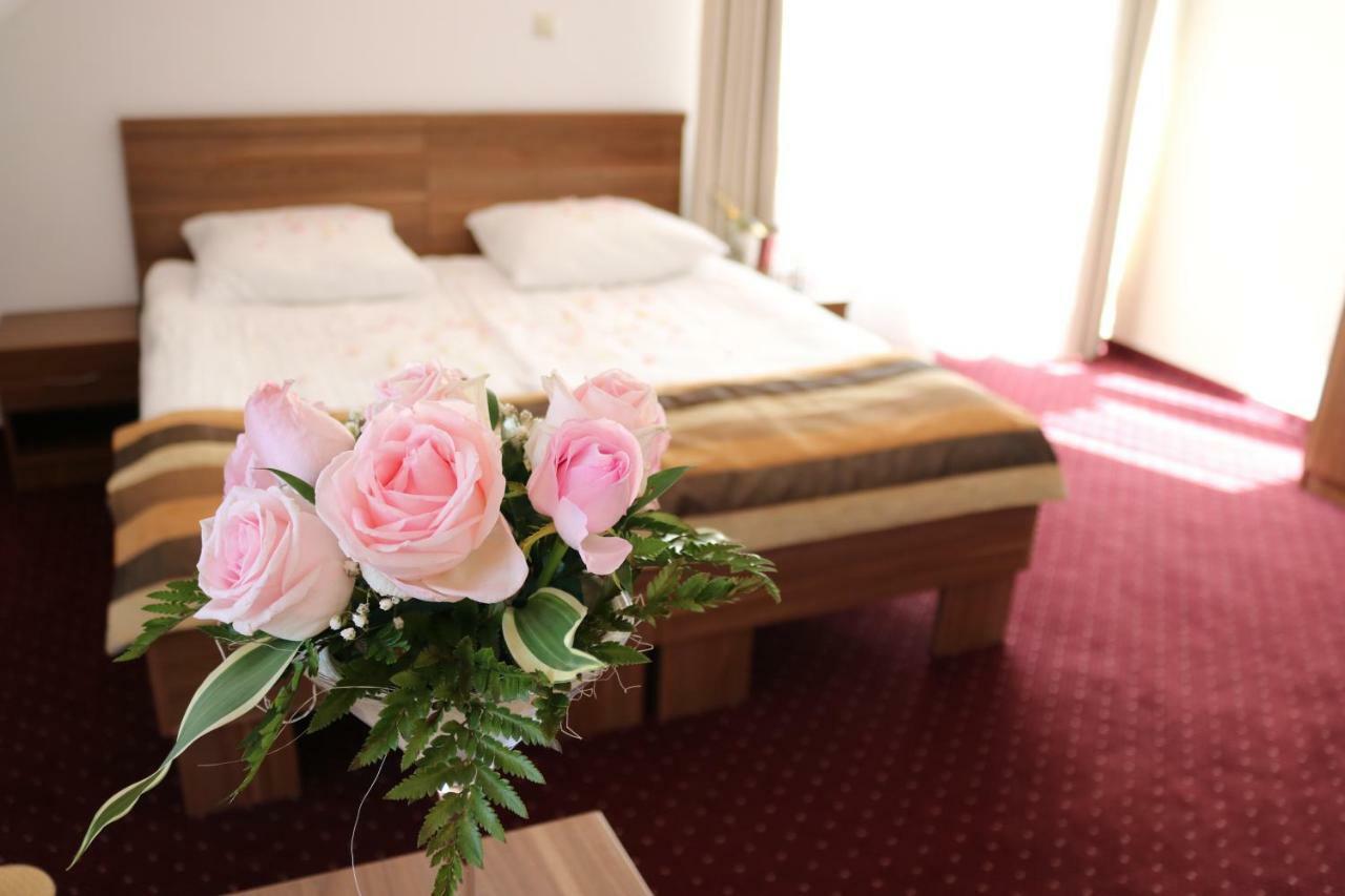 Hotel Dyminy Kielce Bagian luar foto