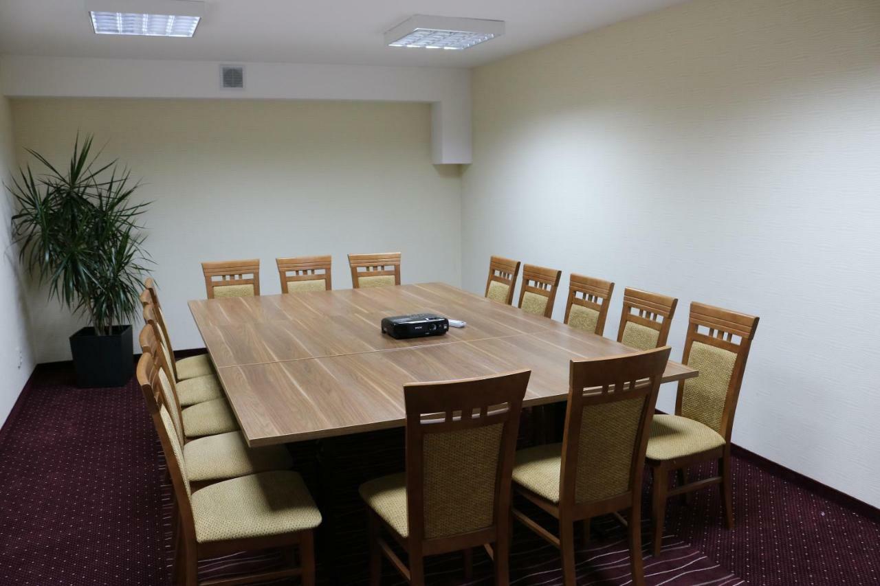Hotel Dyminy Kielce Bagian luar foto