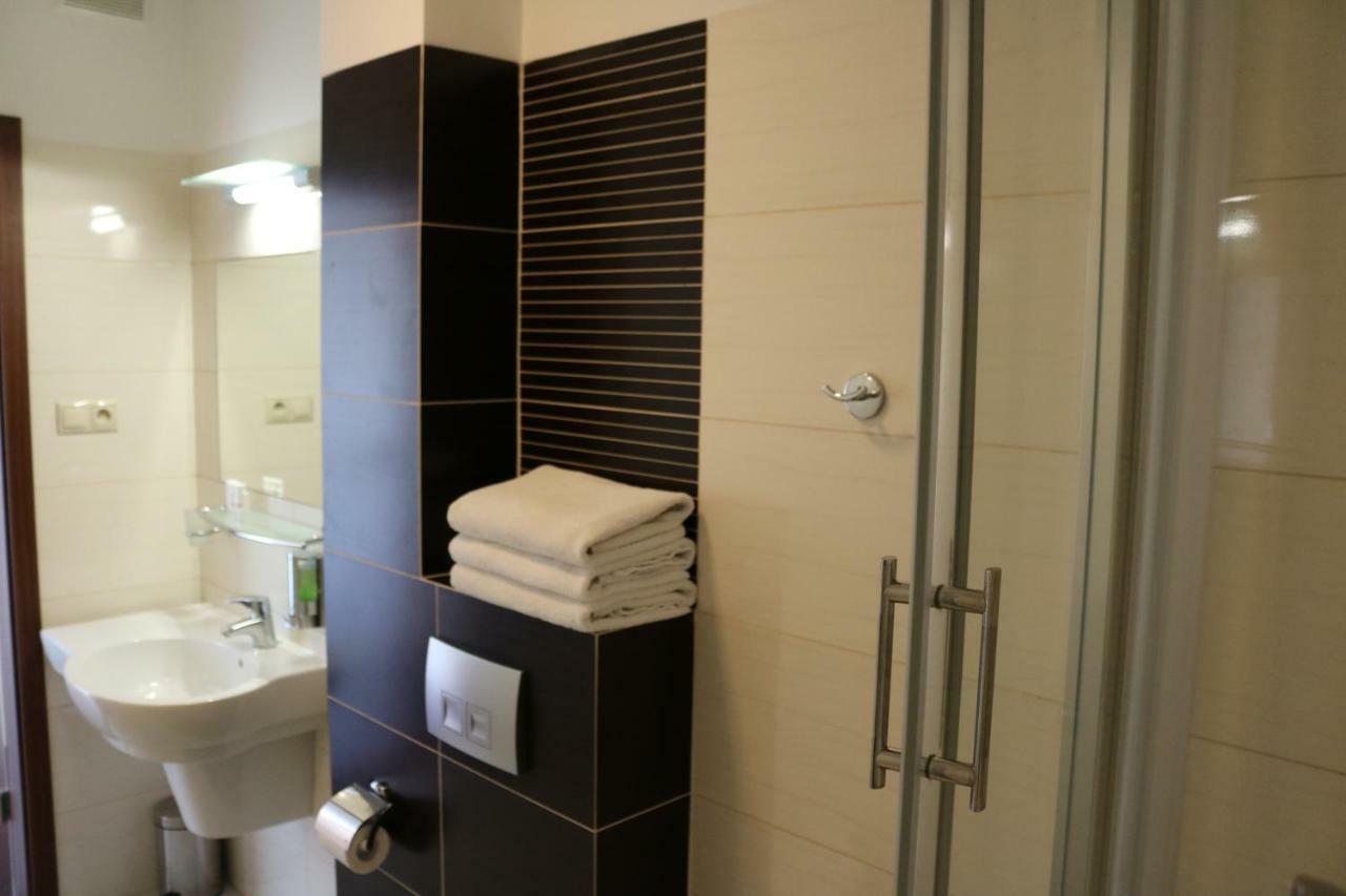 Hotel Dyminy Kielce Bagian luar foto